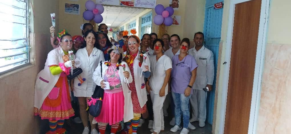 Brigada de payasos de hospital de PayaSOS 33.3 en Cuba