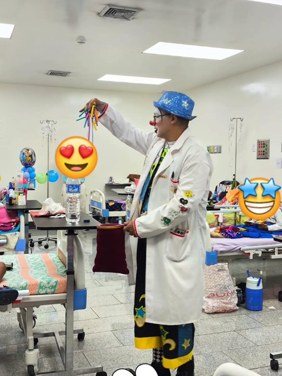 Payaso de PayaSOS 33.3 alegrando un hospital con globos y magia